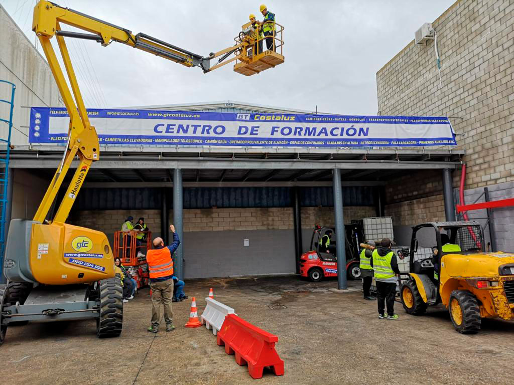 Centro de formación Costa Luz impartiendo un curso de maquinaria industrial
